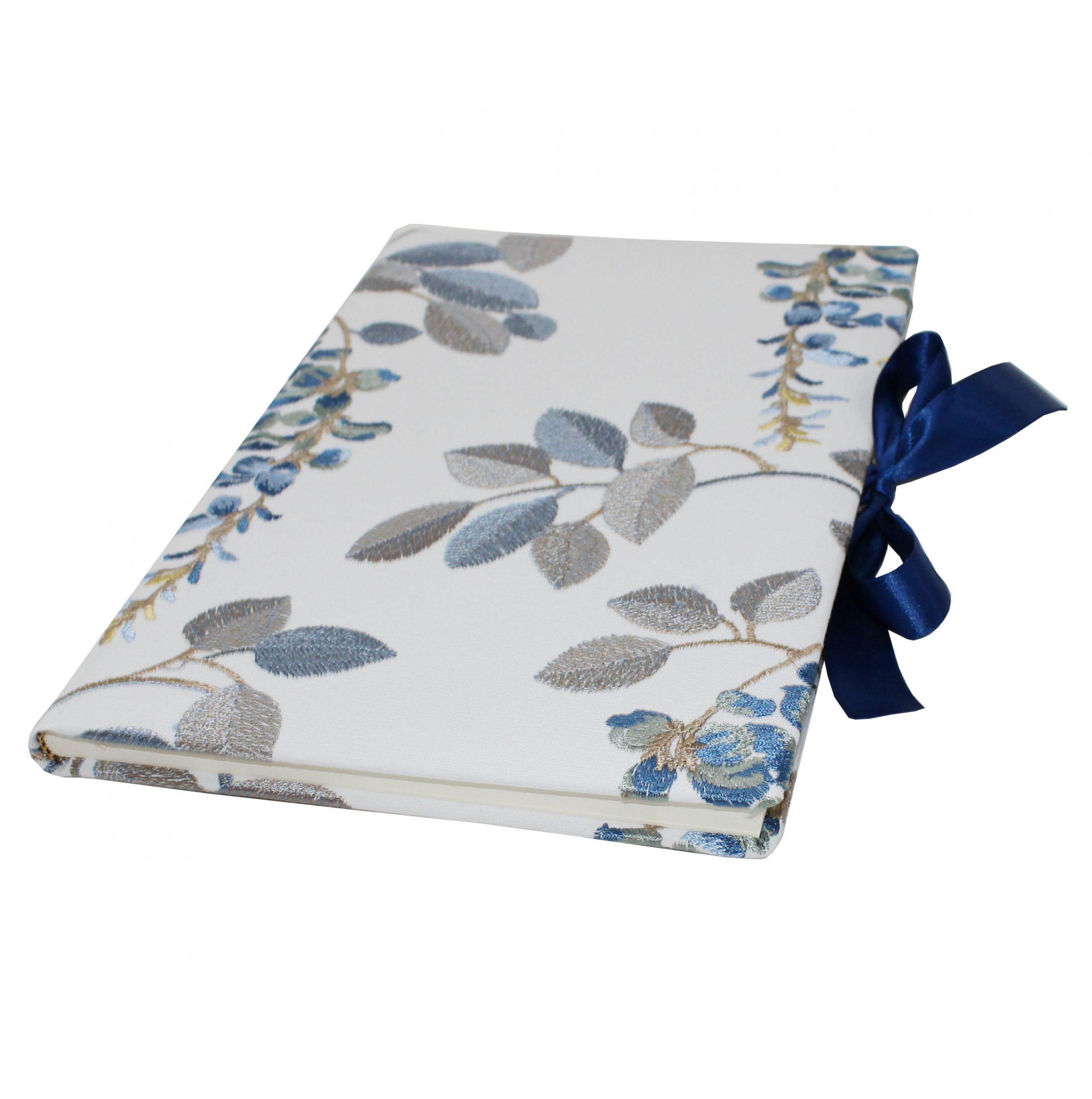 01 Gästebuch Valerie mit Blumenmotiven und blauer Satinschleife
