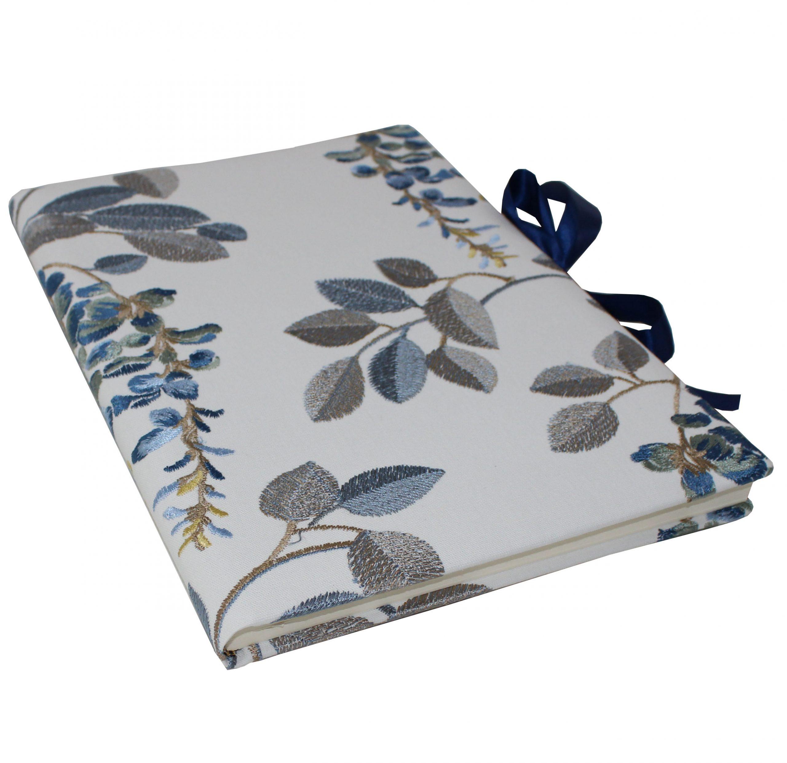 02 Gästebuch Valerie mit Blumenmotiven und blauer Satinschleife