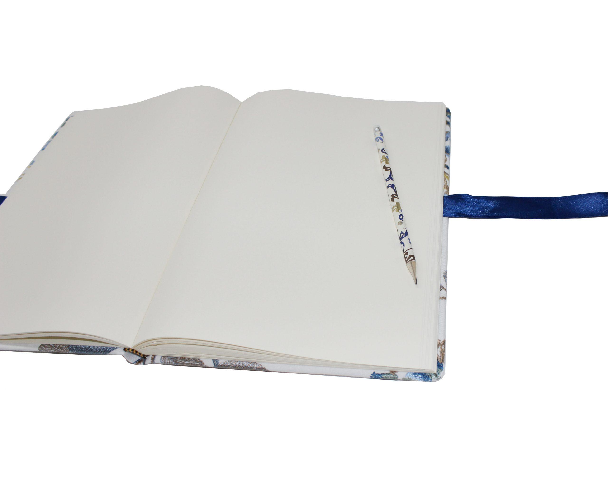 03 Gästebuch Valerie mit Blumenmotiven und blauer Satinschleife