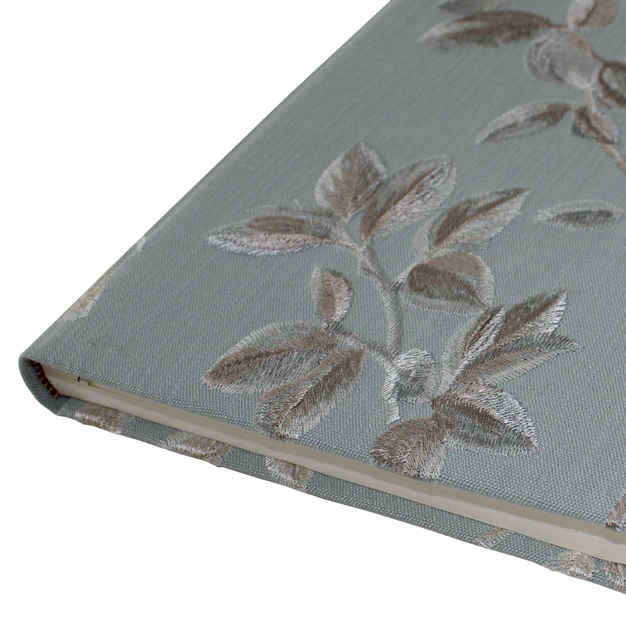 Gästebuch Vaiana Aquamarin mit blumigen Stickereien