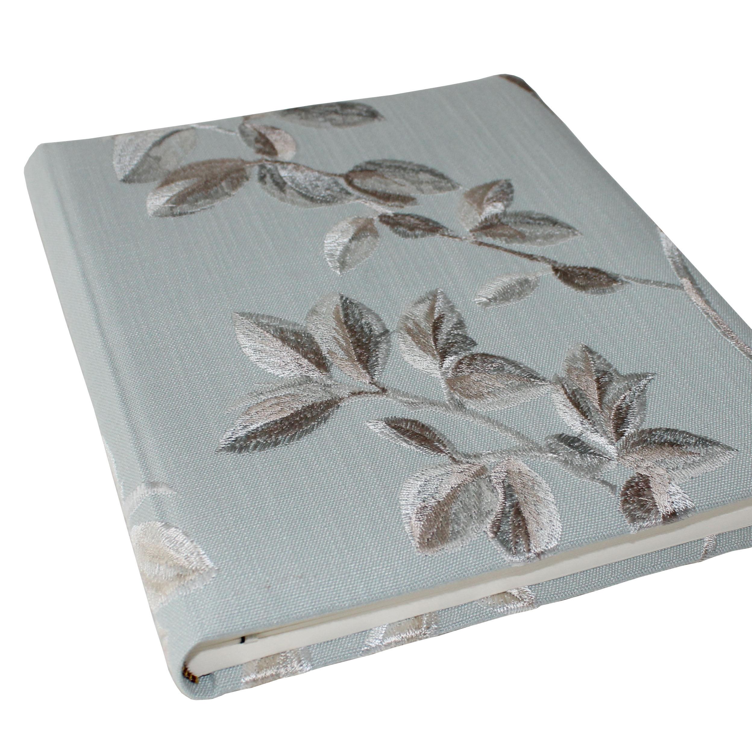 Gästebuch Vaiana Aquamarin mit blumigen Stickereien