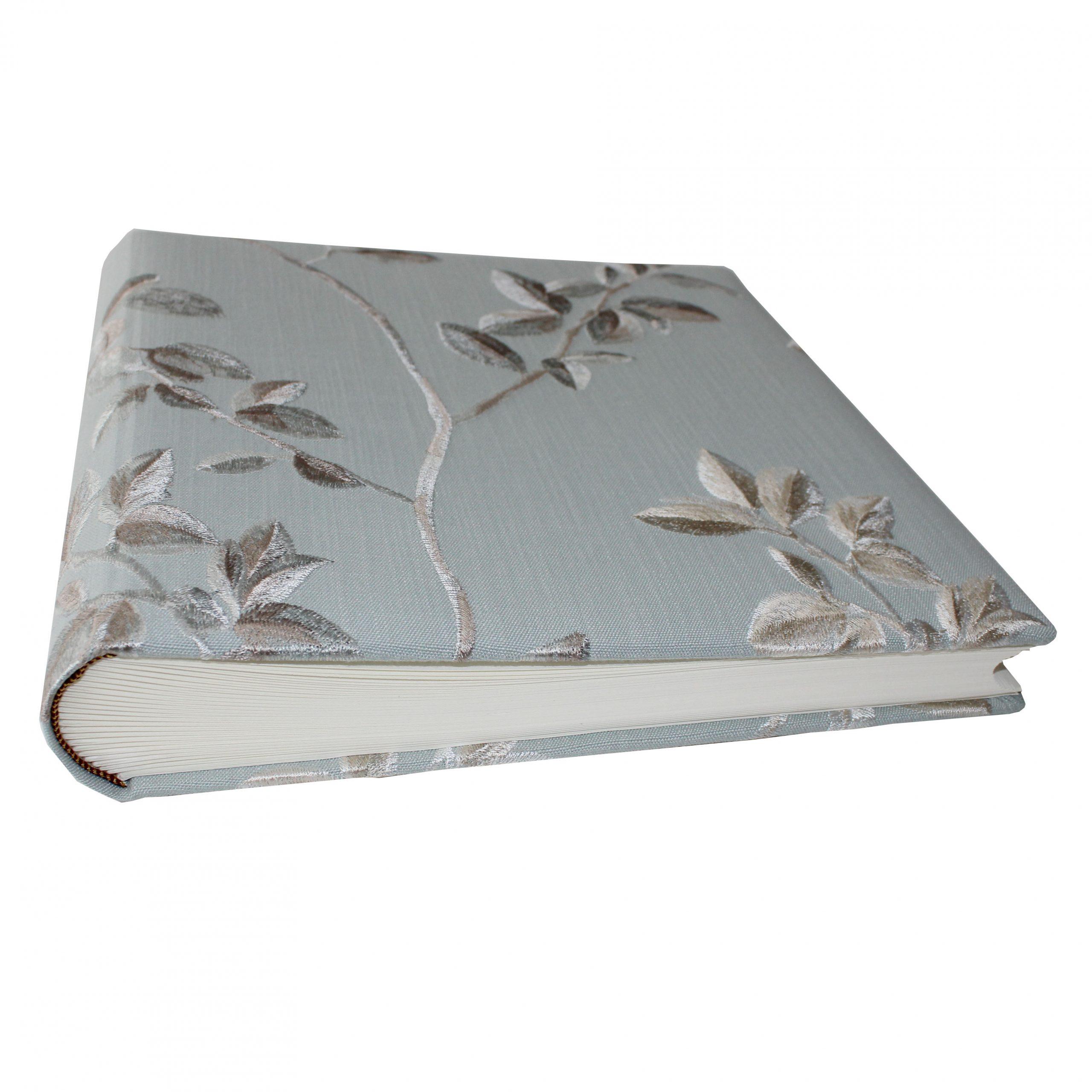 liegend Fotoalbum Vaiana Aquamarin mit blumigen Stickereien