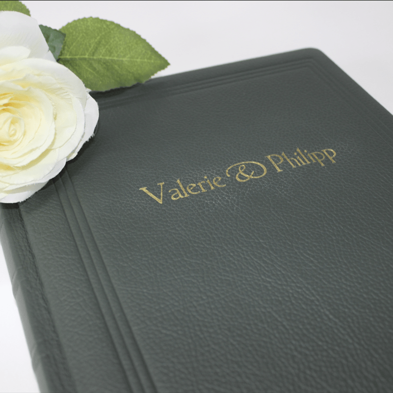 Gästebuch aus genarbtem grünem Leder mit Goldschnittblock