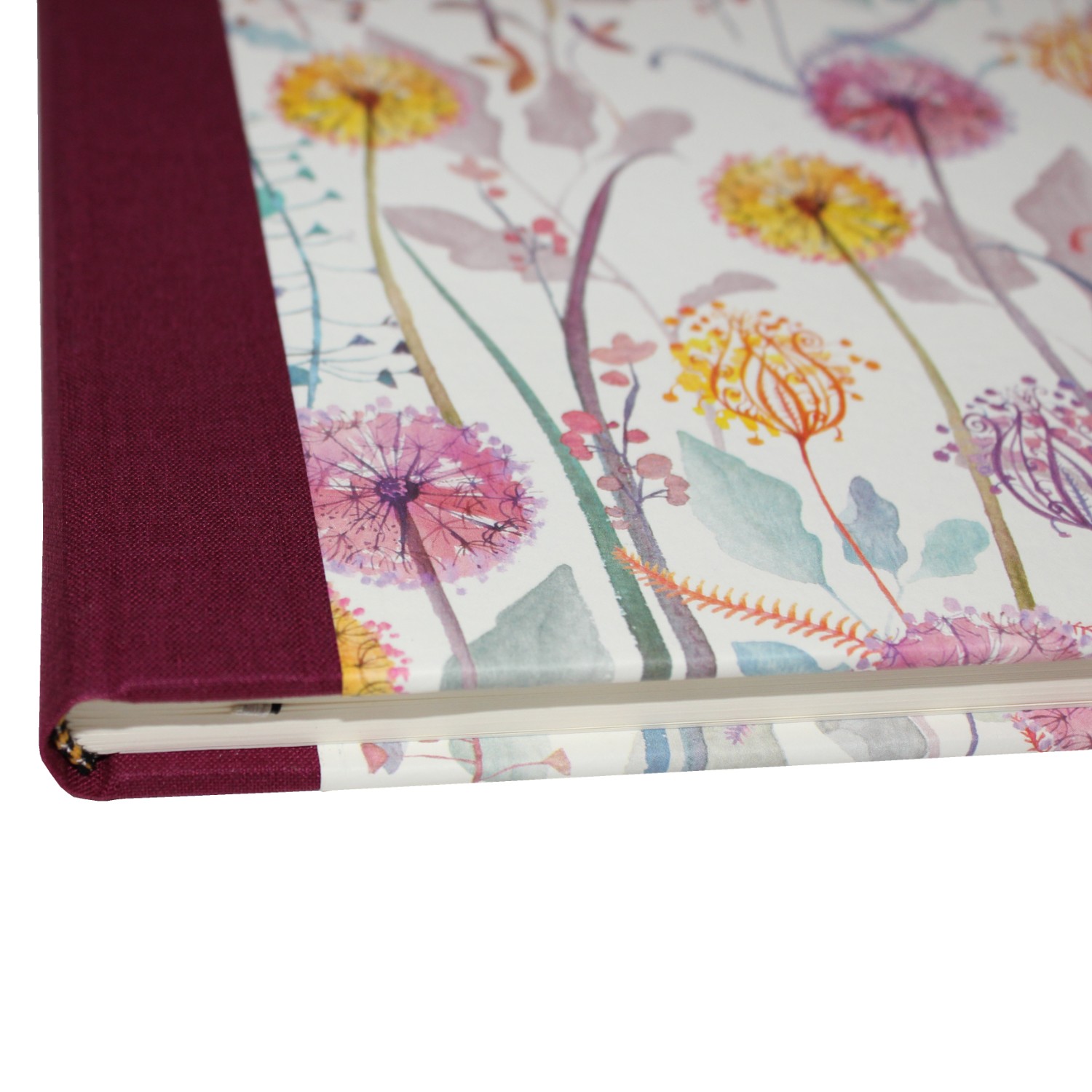 Gästebuch Blumenzauber mit weinrotem Buchbinderleinen im Querformat
