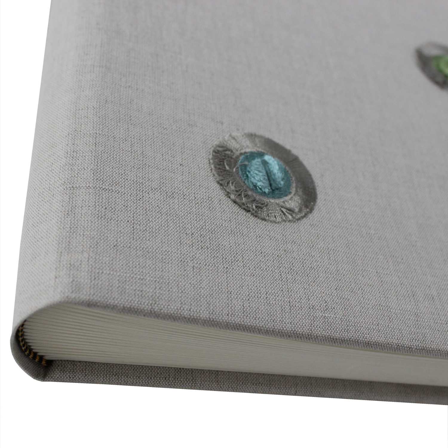 Foto-Gästebuch Madagaskar im Leinen-Einband mit gestickten Applikationen